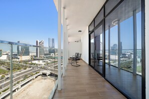 Deluxe Apartment | Balcony - Silkhaus Al Maryah Vista 1 (Abu Dhabi)