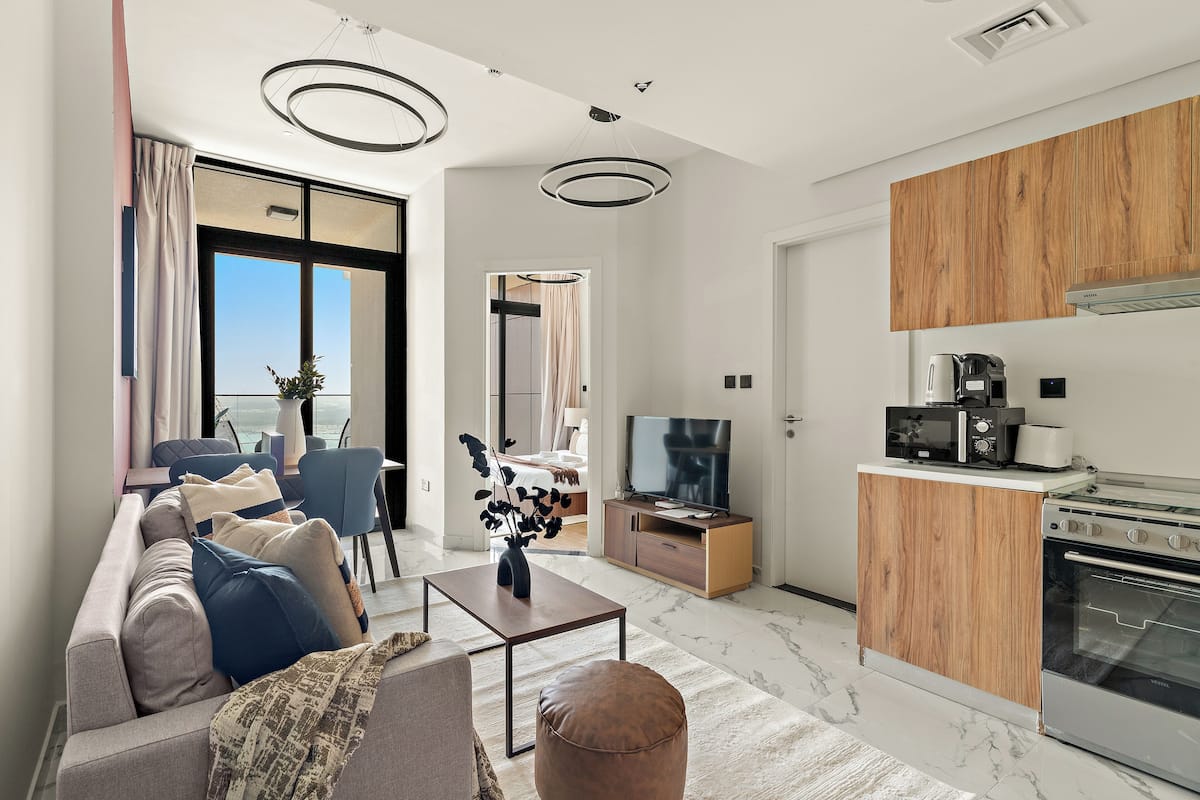 Departamento Deluxe | Área de sala de estar | Smart TV de 50 pulgadas con canales digitales