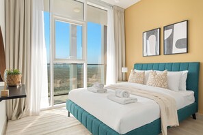 Apartemen Comfort, balkon, pemandangan kota | Seprai katun Mesir, seprai premium, busa memori, dan brankas