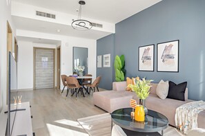 Apartemen Comfort, balkon, pemandangan kota | Area keluarga | Smart TV