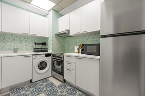 Appartement Standard, vue ville | Cuisine privée | Réfrigérateur, micro-ondes, four, plaque de cuisson