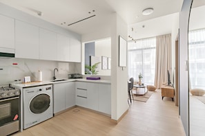 Appartement Galerie | Cuisine privée | Réfrigérateur, micro-ondes, four, plaque de cuisson