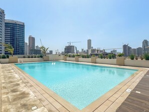 Outdoor pool - Silkhaus Binghatti Luna (Dubai)