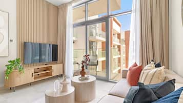 Deluxe-Apartment | Wohnbereich | 50-Zoll-Smart-TV mit Digitalempfang