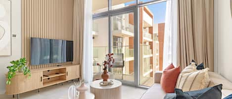 Leilighet – deluxe | Oppholdsområde | En 50-tommers smart-TV med digitale kanaler