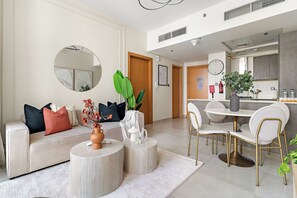 Deluxe-Apartment | Wohnbereich | 50-Zoll-Smart-TV mit Digitalempfang