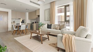 Un salon moderne avec un canapé, une table basse et un coin repas.