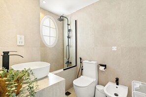 Deluxe Apartment | Bathroom | Shower, rainfall showerhead, free toiletries, hair dryer - Silkhaus Springs 7 (Dubai)