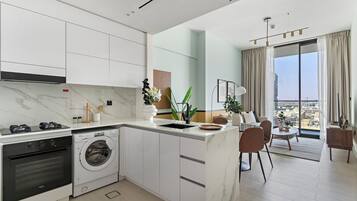 Economy Apartment | Private kitchen | Fridge, microwave, oven, stovetop