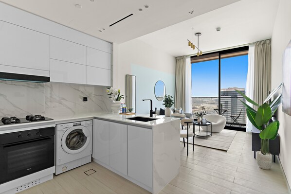 Réfrigérateur, micro-ondes, plaque de cuisson, lave-vaisselle