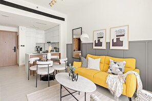 Apartamento júnior | Área de estar | Smart TV 50 polegadas com canais digitais