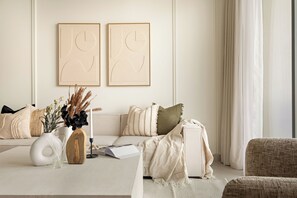 Deluxe-lejlighed | Opholdsområde | 50-tommers smart-tv med digitale kanaler