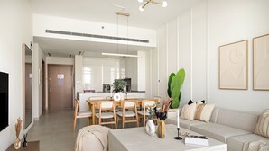 Leilighet – deluxe | Oppholdsområde | En 50-tommers smart-TV med digitale kanaler