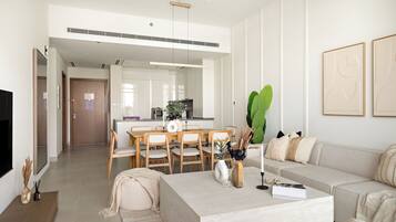 Apartamento luxo | Área de estar | Smart TV 50 polegadas com canais digitais