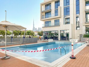 Outdoor pool - Silkhaus Canal Front Residence (Dubai)