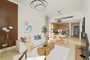 Exclusive-huoneisto | Oleskelualue | 50–tuumainen äly-TV, jossa digitaalikanavat