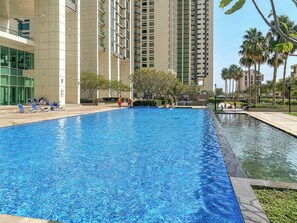 Outdoor pool - Silkhaus Al Maha Tower (Dubai)
