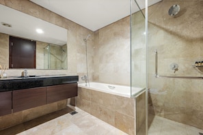 Grand Apartment | Bathroom | Rainfall showerhead, free toiletries, hair dryer