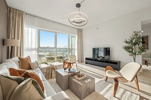 Apartamento Grand | Zona de estar | Smart TV de 50 pulgadas con canales digitales