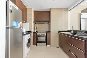 Appartement Deluxe | Cuisine privée | Réfrigérateur, micro-ondes, four, plaque de cuisson