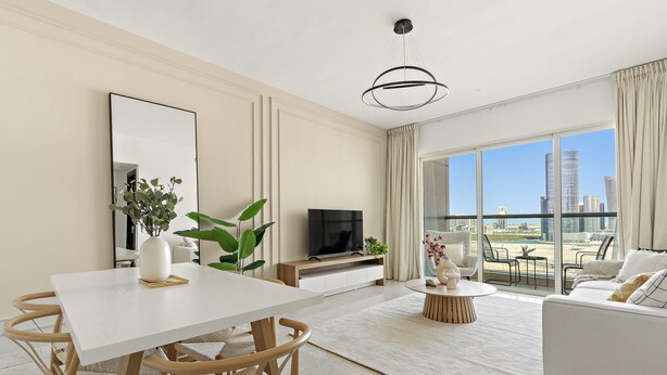 Een moderne woonkamer met een eethoek, een groot raam met uitzicht op de stad, een flatscreen televisie en een witte bank.