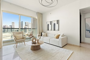 Appartement Deluxe | Coin séjour | TV connectée de 50 pouces avec chaînes numériques