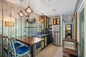 Jääkaappi, mikroaaltouuni, uuni, liesi