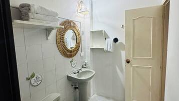 Standard Quadruple Room | Bathroom | Shower, free toiletries, soap, shampoo