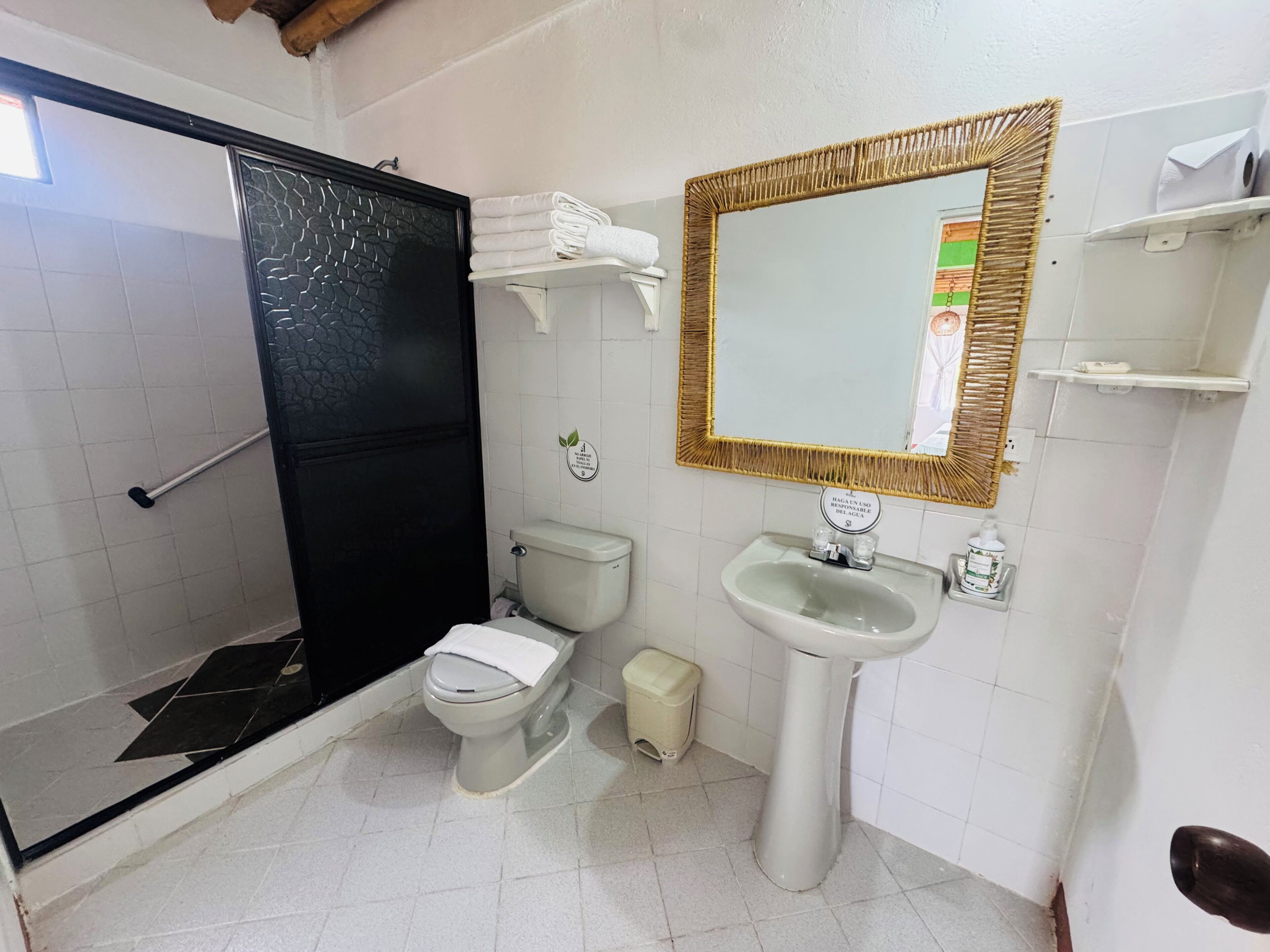 Un baño con inodoro, lavamanos y ducha.