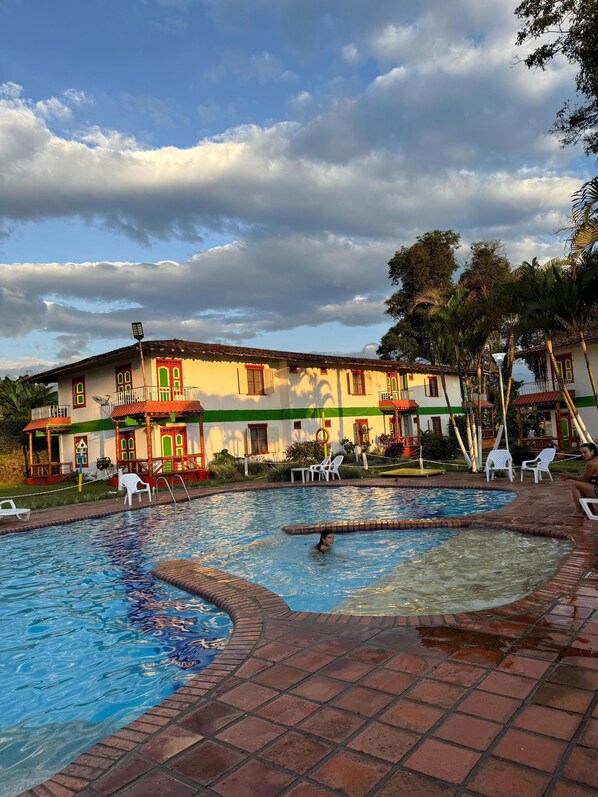 Vista frontal de la propiedad