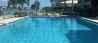 WELCOME to Beach Paradise! Venetian 2 min. V Miramar Beach . Napes 5 Ave. 5 min.