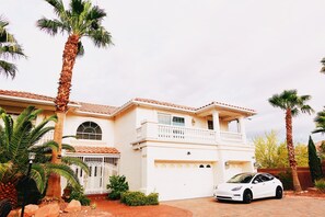 Exterior - 5,000 SqFt Villa •Pool, Bar, EV Charging (Las Vegas)