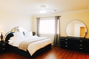 5 bedrooms, iron/ironing board, WiFi, bed sheets - 5,000 SqFt Villa •Pool, Bar, EV Charging (Las Vegas)