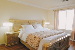 5 bedrooms, iron/ironing board, WiFi, bed sheets - 5,000 SqFt Villa •Pool, Bar, EV Charging (Las Vegas)
