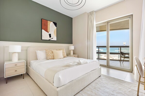 Lägenhet Club | Värdeförvaringsskåp på rummet, individuell inredning och unika möbler