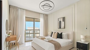 Une chambre d’hôtel moderne avec un grand lit, un bureau avec une chaise, une table de chevet et une vue sur la ville par la fenêtre.