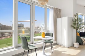 Studio Klub, balkon, pemandangan kota | Makan di kamar