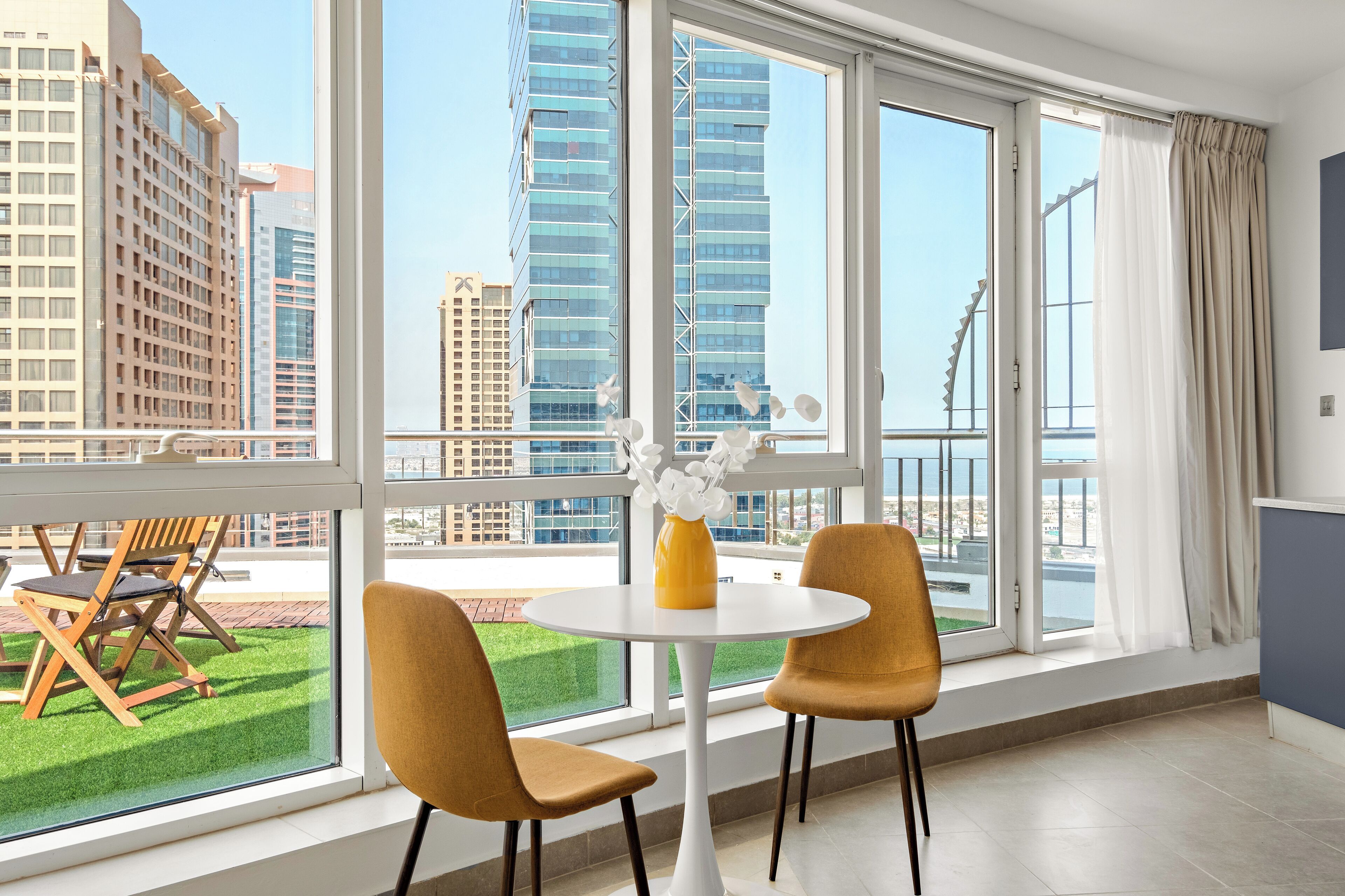 Junior Studio, Balcony, City View | In-room dining