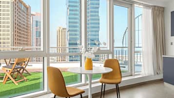 Junior Studio, Balcony, City View | In-room dining