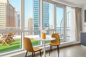 普通開放式客房, 陽台, 城市景觀 | 房內用餐區