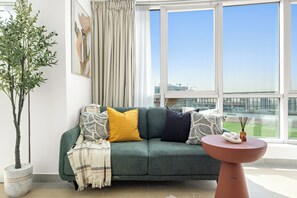 俱樂部開放式客房, 陽台, 城市景觀 | 起居區 | 50-吋智慧型電視，提供數位頻道