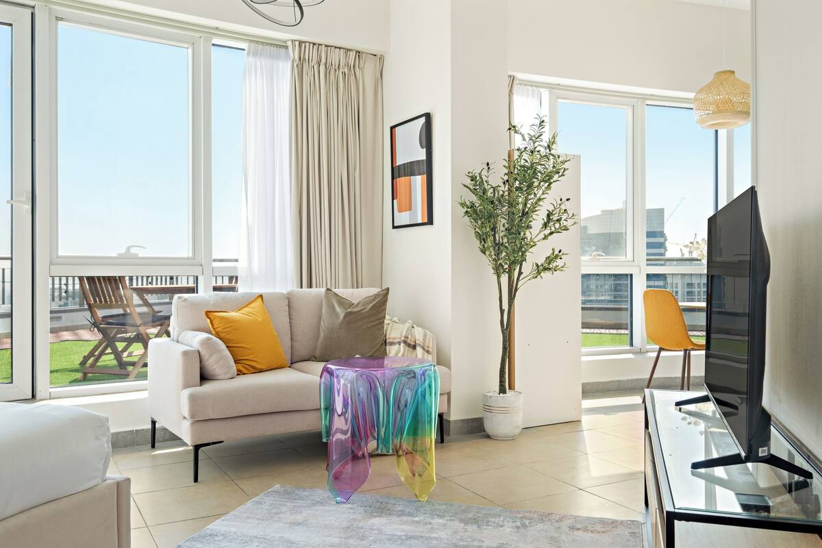 Studio – classic | Oppholdsområde | En 50-tommers smart-TV med digitale kanaler