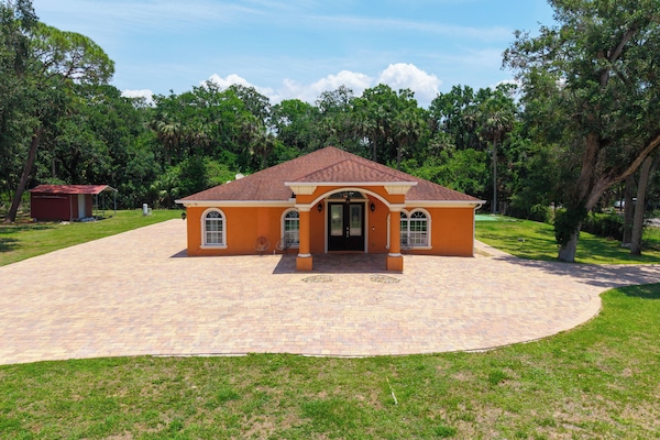 Front view of property