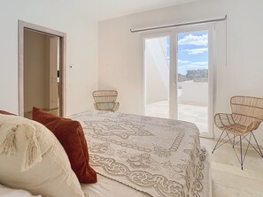 5 bedrooms, iron/ironing board, WiFi, bed sheets