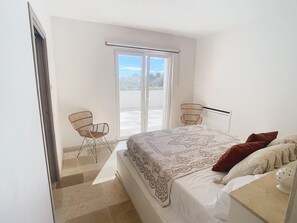 5 bedrooms, iron/ironing board, WiFi, bed sheets