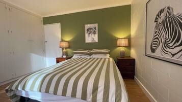 2 quartos, ferros/tábuas de passar roupa, roupa de cama