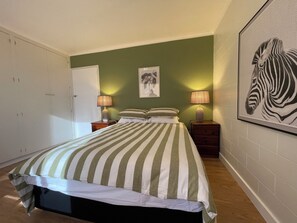 2 habitaciones, tabla de planchar con plancha y ropa de cama