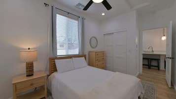 2 slaapkamers, een bureau, een strijkplank/strijkijzer, wifi