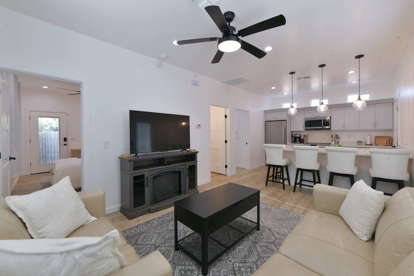 Een televisie en een open haard