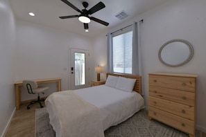 2 habitaciones, escritorio, tabla de planchar con plancha y wifi 